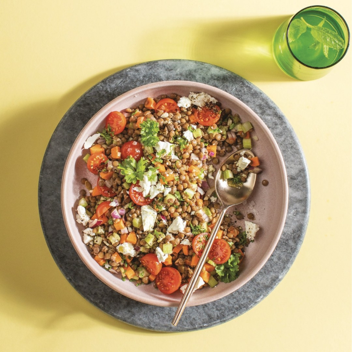 Insalata di ceci e verdure con bevanda agli agrumi