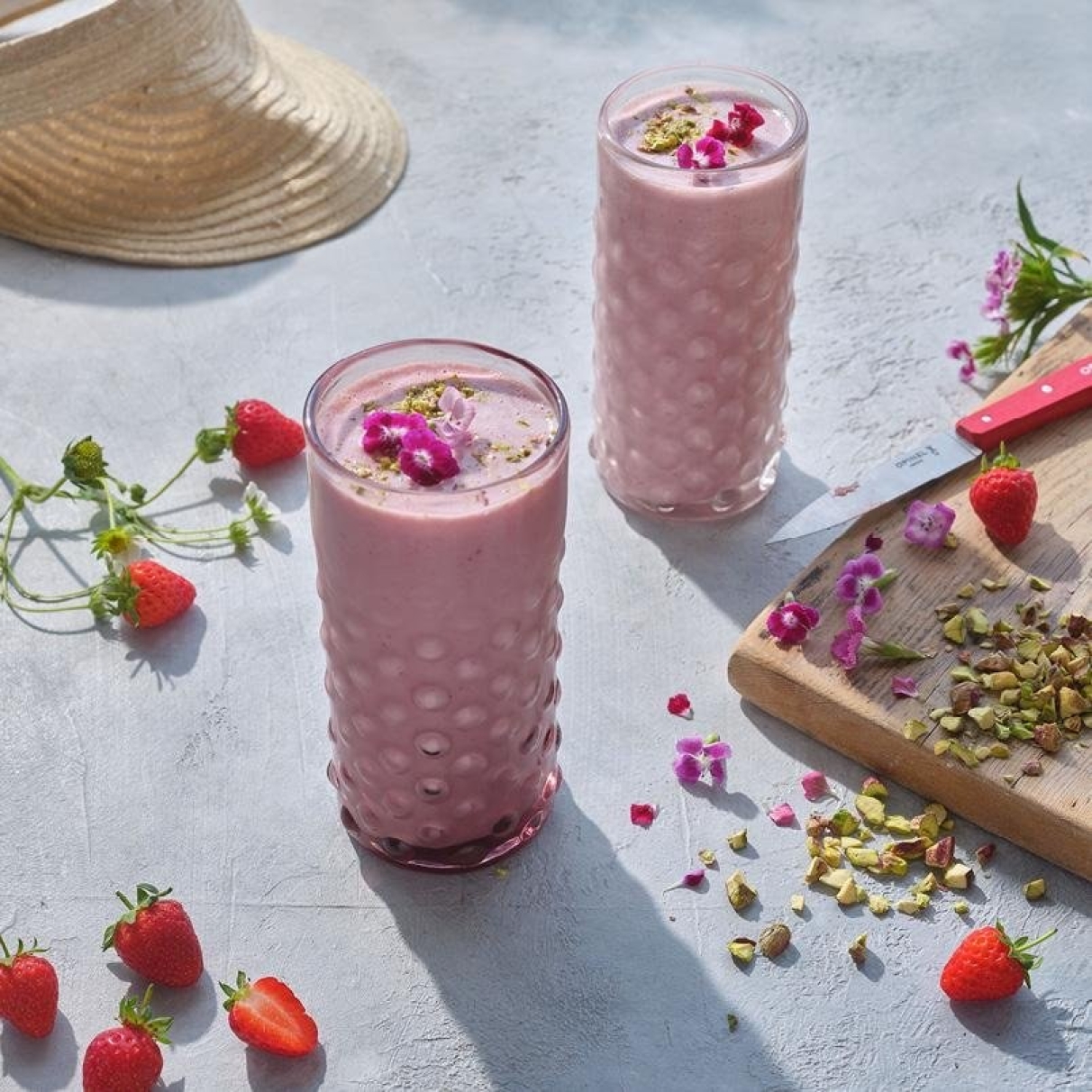 Smoothie rosa fragole e pistacchi